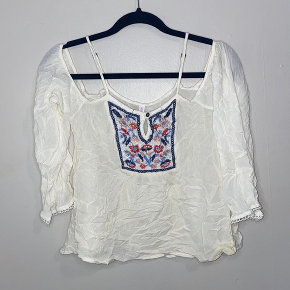 🎱White flowy off the shoulder with detailed pattern top! - Picture 2 of 6